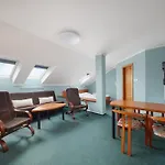 Nikolas Otel