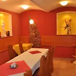 Nikolas فندق اوسترافا